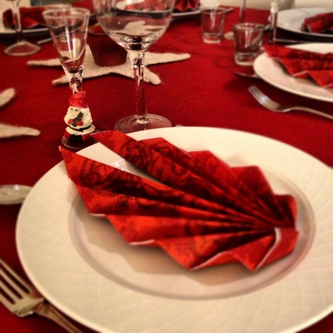 Stjernene brukt på julepyntet bord.